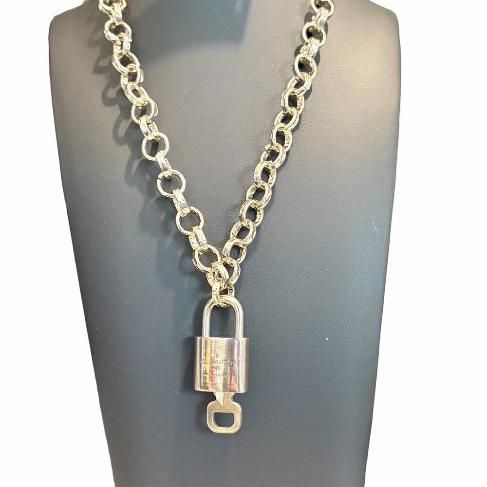 Louis Vuitton Lock & Key #316 w/a Gold Chain Necklace 16 Inch + 3" Extender - Picture 4 of 8